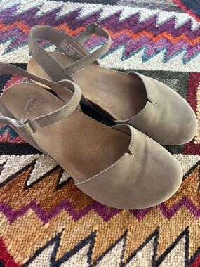 Dansko Women's Rowan Taupe Milled Nubuck Size 36